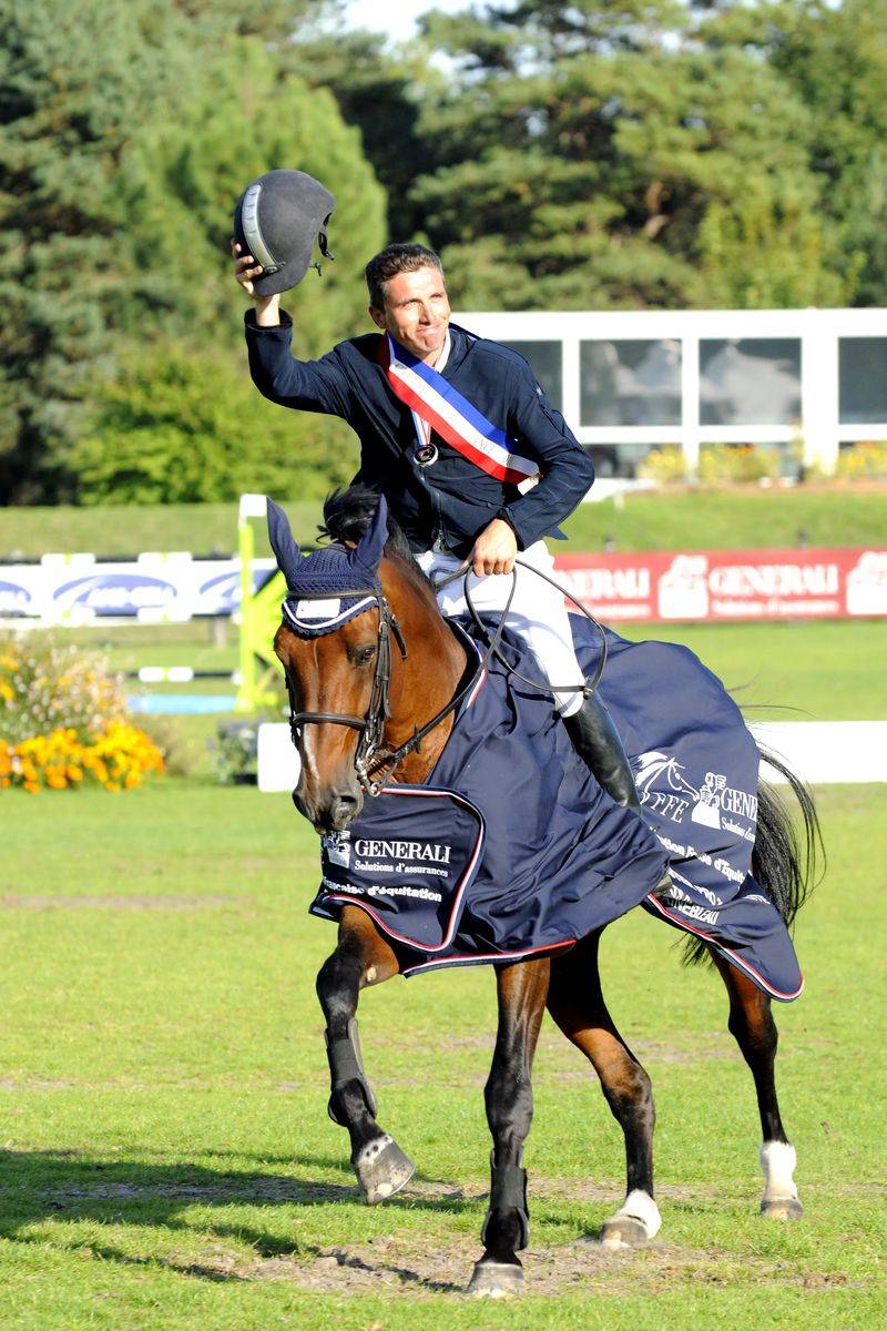 Cavalier médaillé au concours de saut d'obstacles