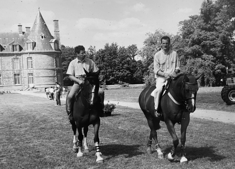 Archive familiale, à cheval devant le Haras de la Cour